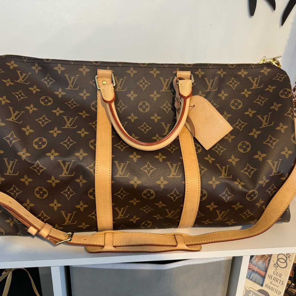 LV 100% authentic. Excellent condition no imperfections. Keepall Bandouliere 50.
